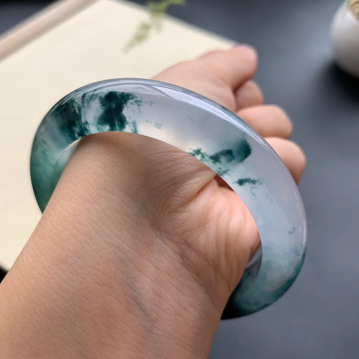 55.2圈口冰种飘花正圈手镯 尺寸：55.2-11.6-9，水润透亮，花色浓郁