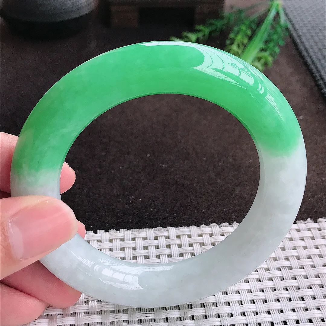 自然光58/13.7/13.3老坑精美温润飘阳绿胖圆条手镯翡翠玉镯美人镯