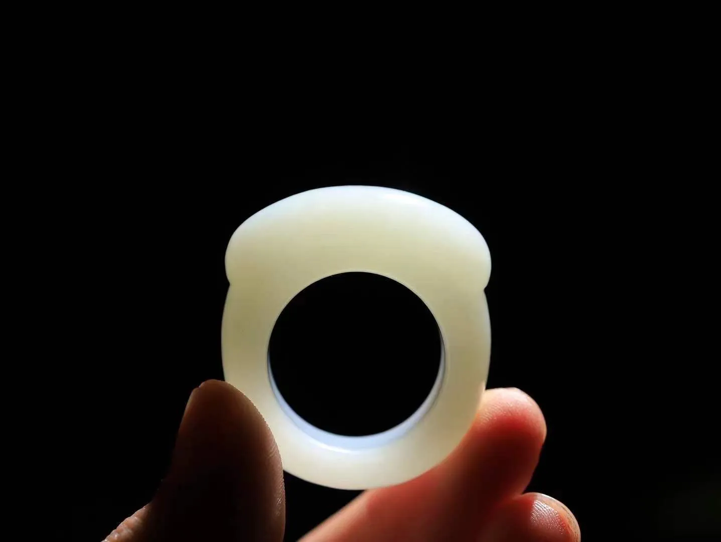 【古韵·扳指】

精品和田玉白玉扳指，玉质温润，油润感十足， 整器古韵生辉。优雅高贵。运筹帷幄于掌中，决胜于千里之外。重23克 内径圈口21.7mm 尺寸14-10.3mm   FDL-36110842