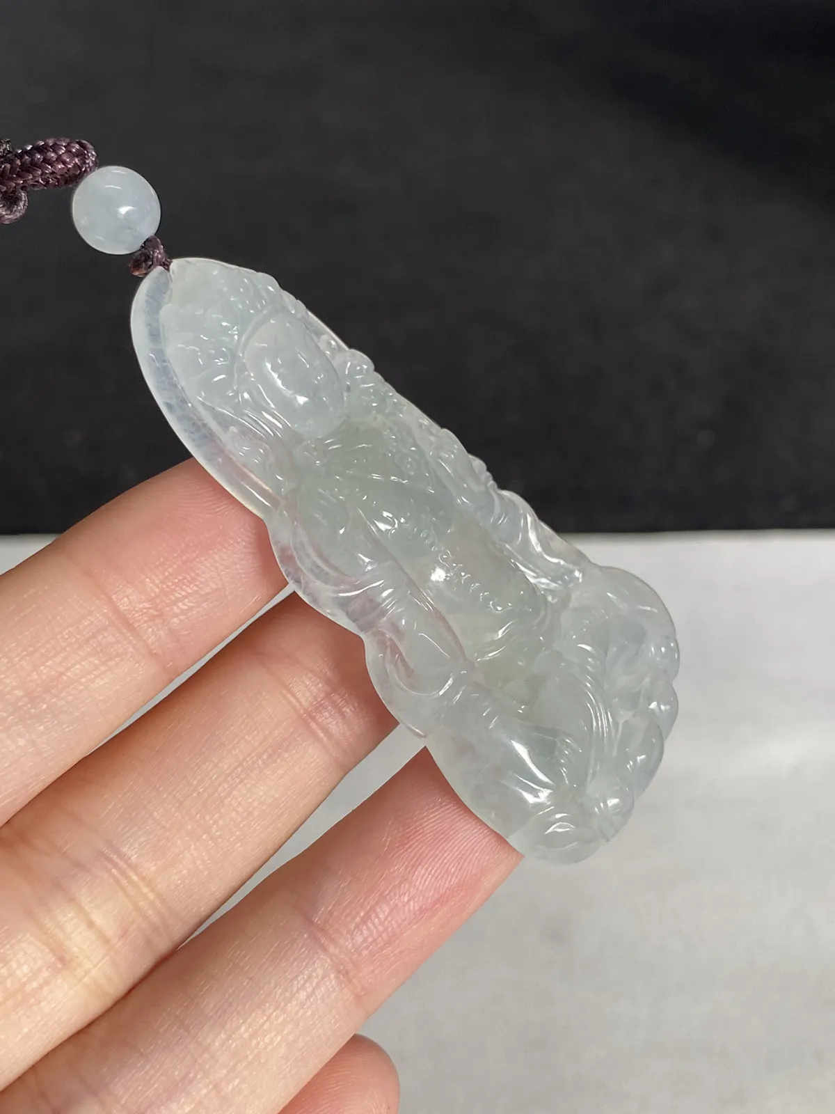 翡翠冰糯种淡绿色吊坠，配珠未测