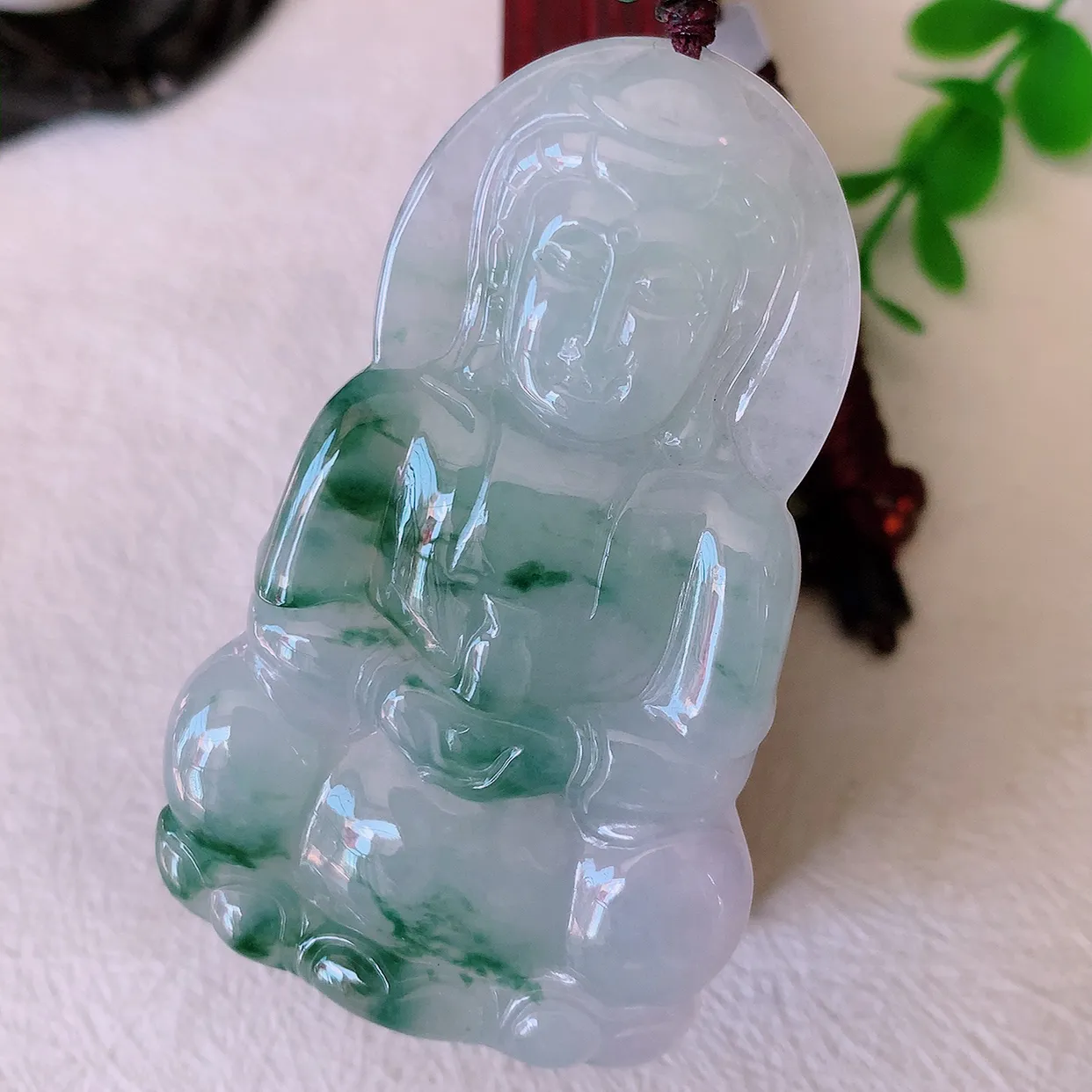 自然光实拍，大件冰飘花观音菩萨吊坠，赐福翡翠观音，翠绿迷人，观音面相端庄，佩戴时尚出众！#46.7