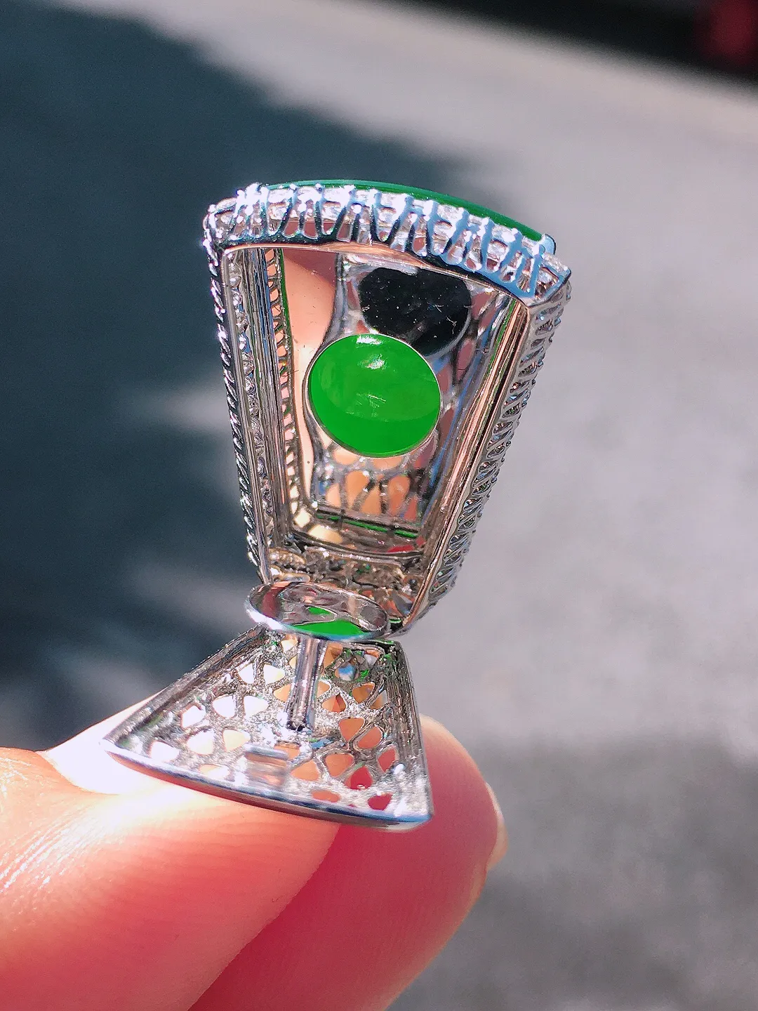 阳绿无事牌吊坠，色泽均匀艳丽，玉质细腻，荧光感超
强，饱满圆润，尽显优雅气质，18k
金豪华镶嵌