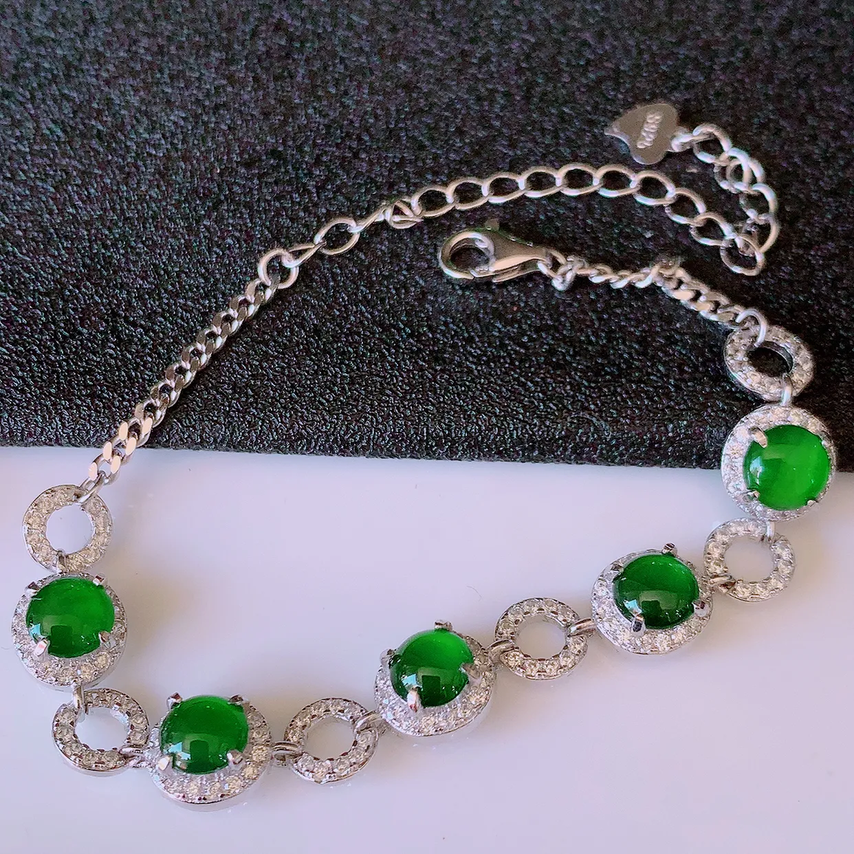 冰透满绿翡翠925银镶嵌手链，自然光实拍，翠色灵动，颜色漂亮，种老水足，品相佳，佩戴佳品！#97.7整体7.5*7.5*5裸石5*5