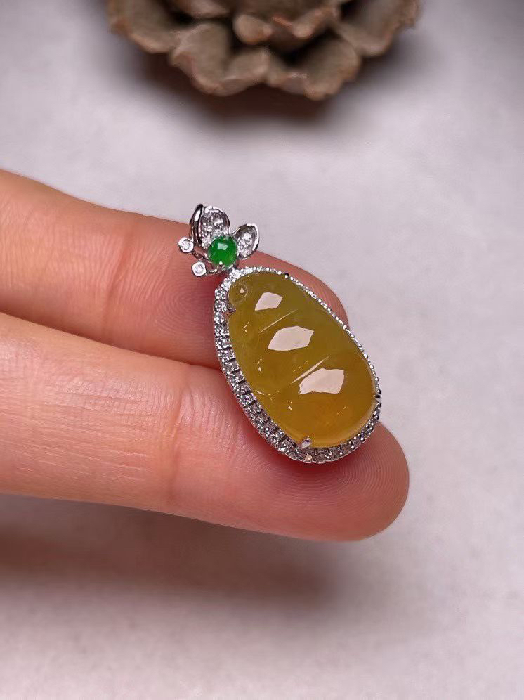 冰种黄翡福豆吊坠、真金真钻镶嵌，种水好，玉质细腻 .裸石尺寸 17.0*9.9