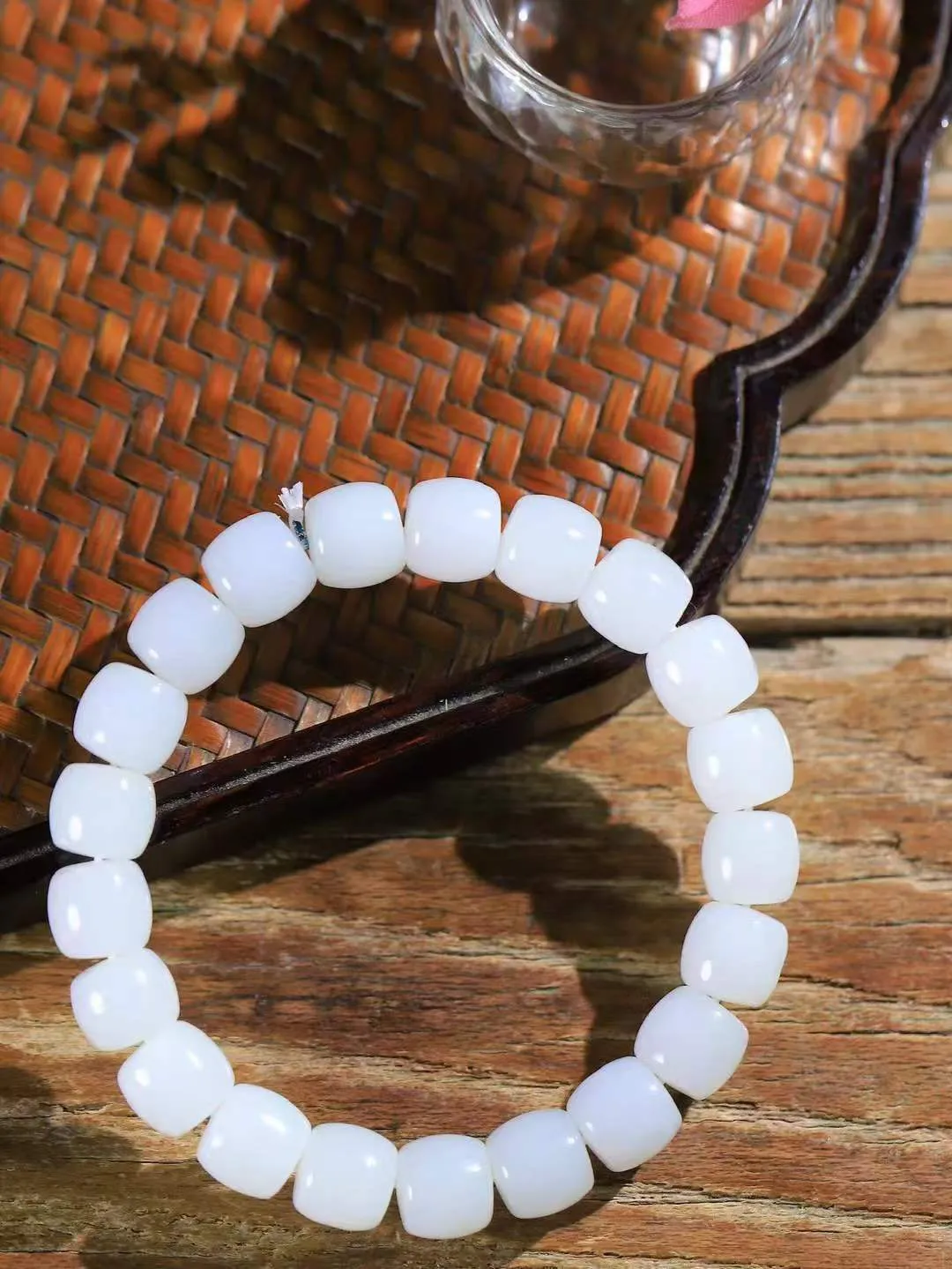 （老型珠.手串）

精品 和田玉白玉老型珠手串，玉质细腻油润 饱满光滑 质朴无华，悠远简单，人心境界远，百世修炼深，心灵常驻善意持，觉悟人生百世修。
重34.3克    尺寸取一8.9-9.8mm    10110800A