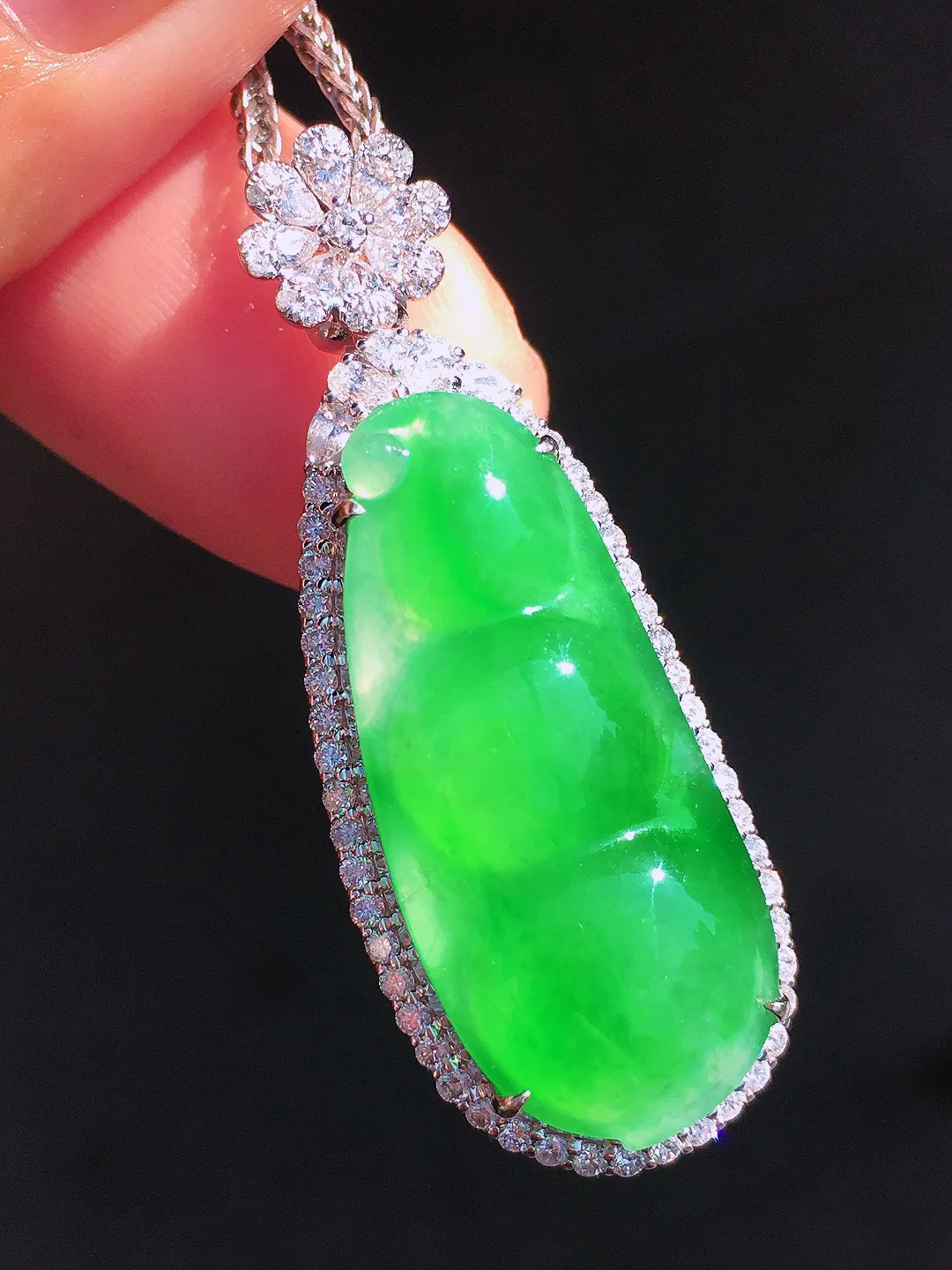 阳绿福豆吊坠，色泽均匀艳丽，玉质细腻，荧光感超
强，饱满圆润，尽显优雅气质，18k
金豪华镶嵌