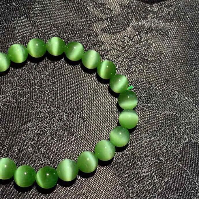 和田玉阳绿猫眼俄罗斯猫眼碧玉手串 单颗尺寸8mm重17.6克。玉质细腻油润。手推出油。佩戴高端典雅。lt251107
