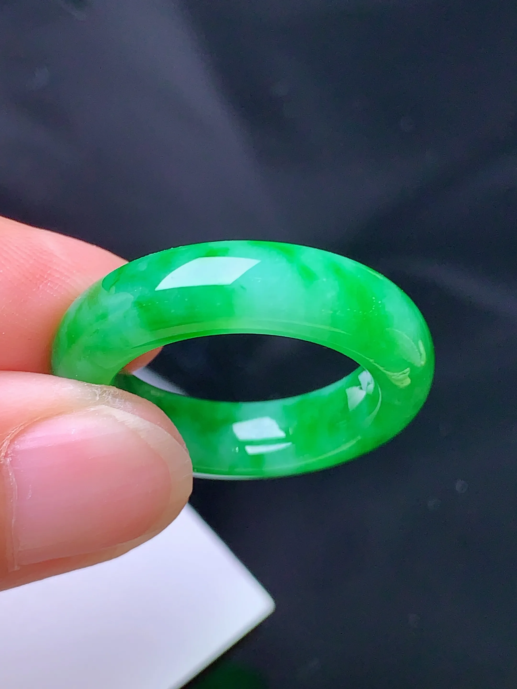 翠绿指环 玉质细腻 色泽清新艳丽 圈口16 整体尺寸26.3*5.6*4.8