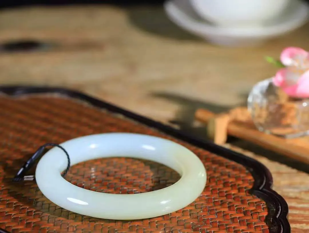 【腕间柔情.手镯】   

精品️和田玉糖白玉圆条手镯 玉质温润细腻 油性十足 古朴秀雅 轻抚岁月