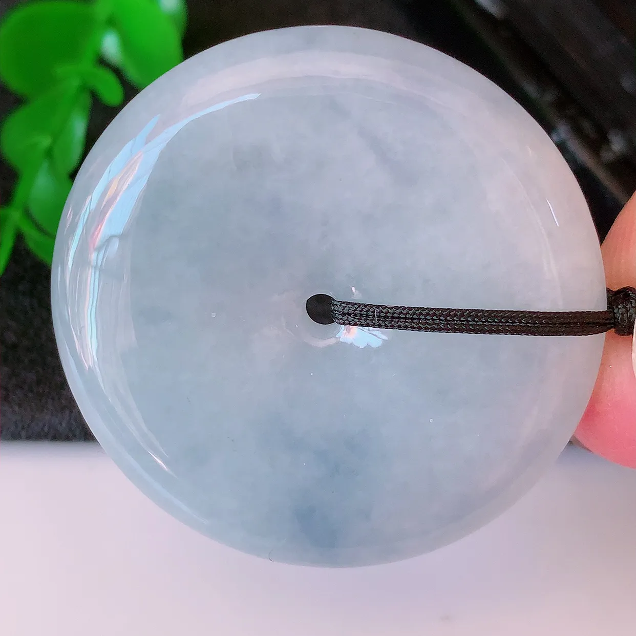 自然光实拍，大件水润紫罗兰翡翠平安扣吊坠，品相佳，美感十足，寓意平平安安，平安扣佩戴精美时尚！#41.7