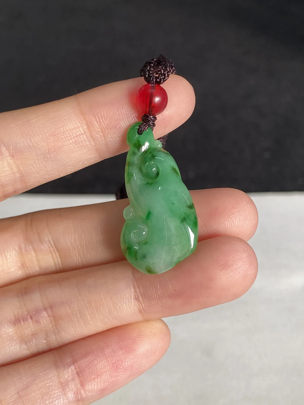 翡翠糯化种绿色如意，配珠未测