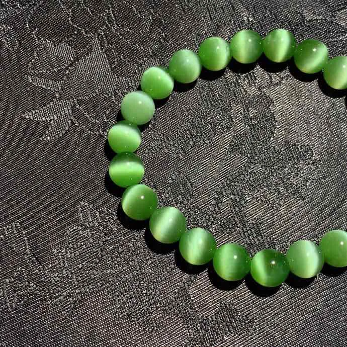 和田玉阳绿猫眼俄罗斯猫眼碧玉手串 单颗尺寸8mm重17.6克。玉质细腻油润。手推出油。佩戴高端典雅。