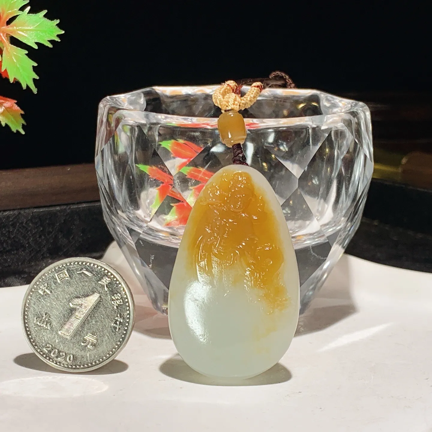 新疆且末糖观音挂件。尺寸42/25/10重18克。玉质细腻油润。手推出油。佩戴高端典雅。lt251107