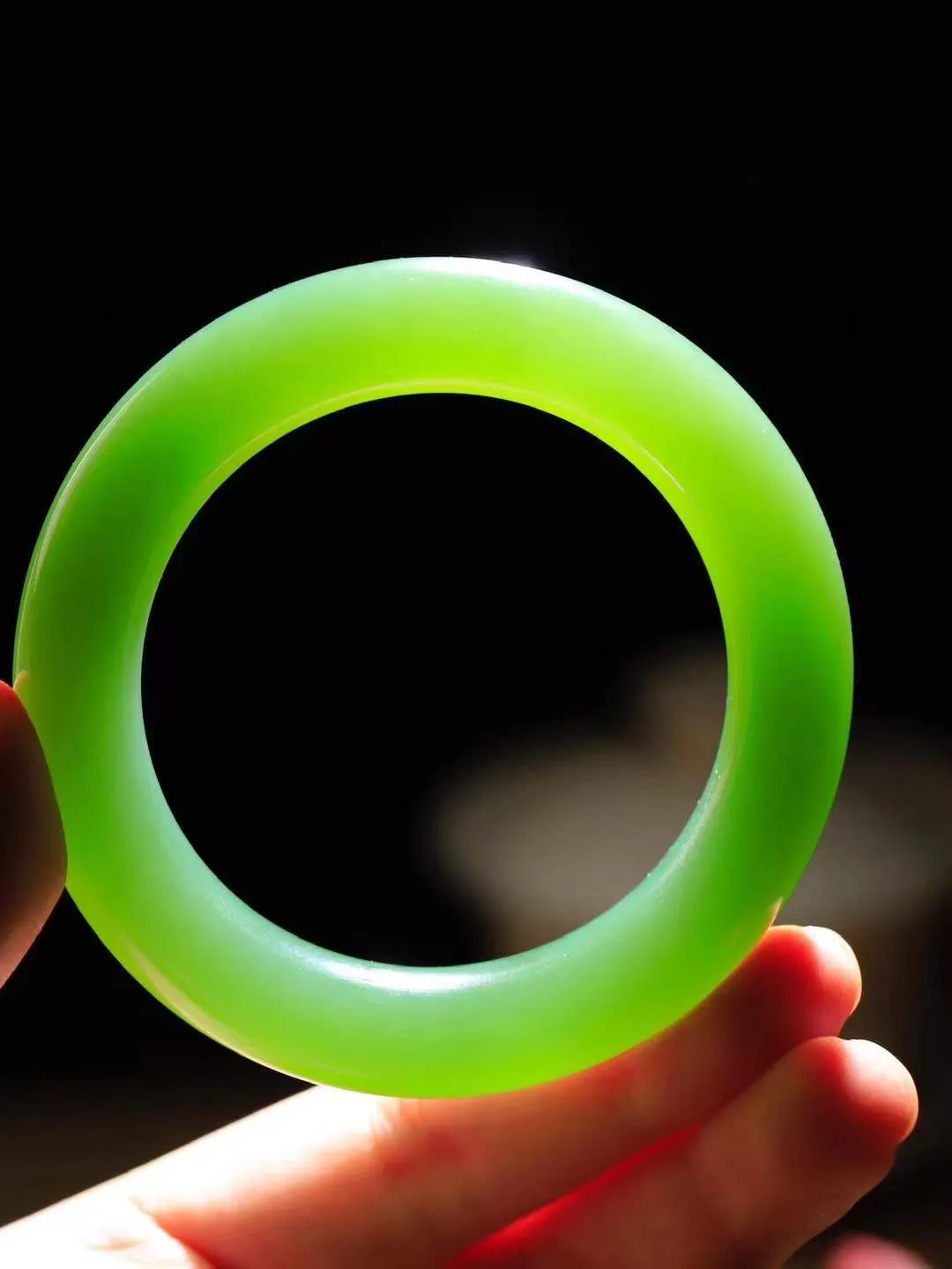 [温润如玉.手镯]

收藏级臻品️和田玉碧玉微猫眼圆条手镯。玉质温润细腻 油性十足 手感舒适，高华雅逸，线条流畅，简约大气，美自天成，素雅高贵。佩戴于腕间，婉约之美，举手投足间透出那份低调奢华。重78.5克 内径55mm尺寸12.6-12.5mm FDA-12110200