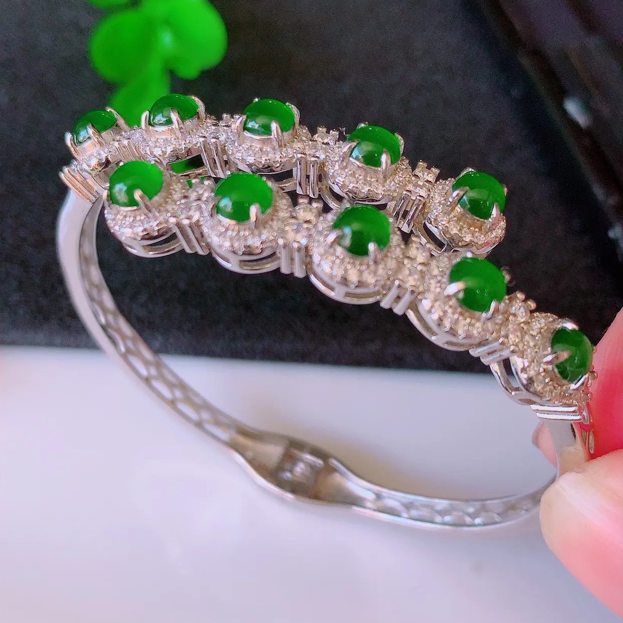 冰透满绿翡翠925银镶嵌手镯，自然光实拍，翠色灵动，颜色漂亮，种老水足，品相佳，佩戴佳品！#97.7（圈口可调大小）整体53*43*7*7.2裸石4-4