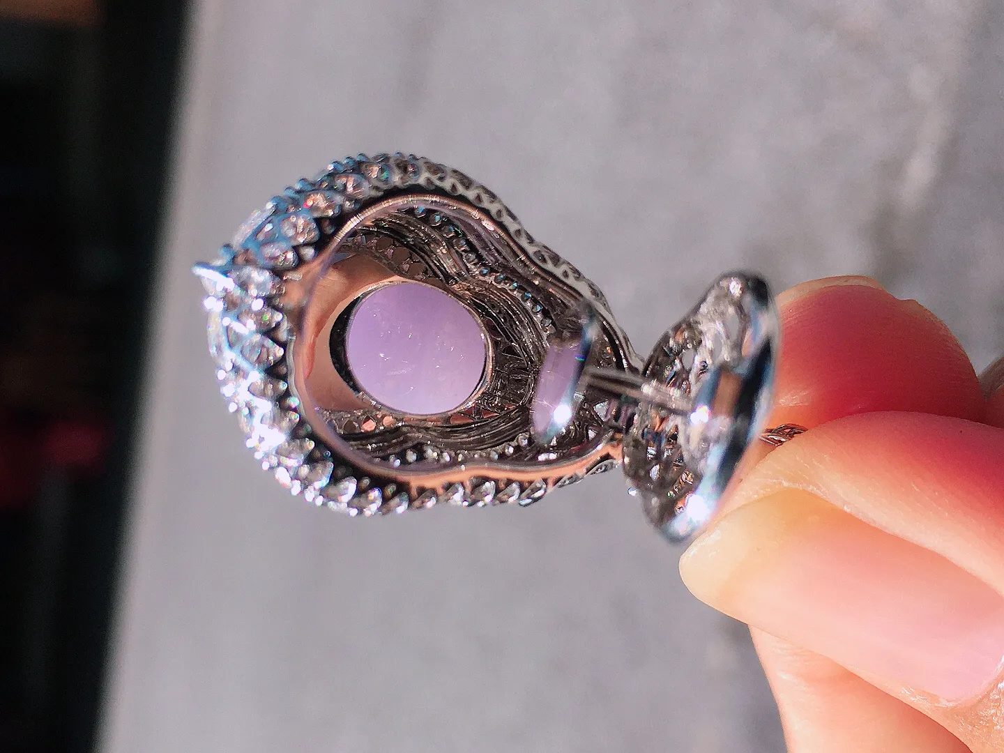 紫罗兰葫芦吊坠，色泽均匀艳丽，玉质细腻，饱满圆润，尽显优雅气质，18k
金豪华镶嵌