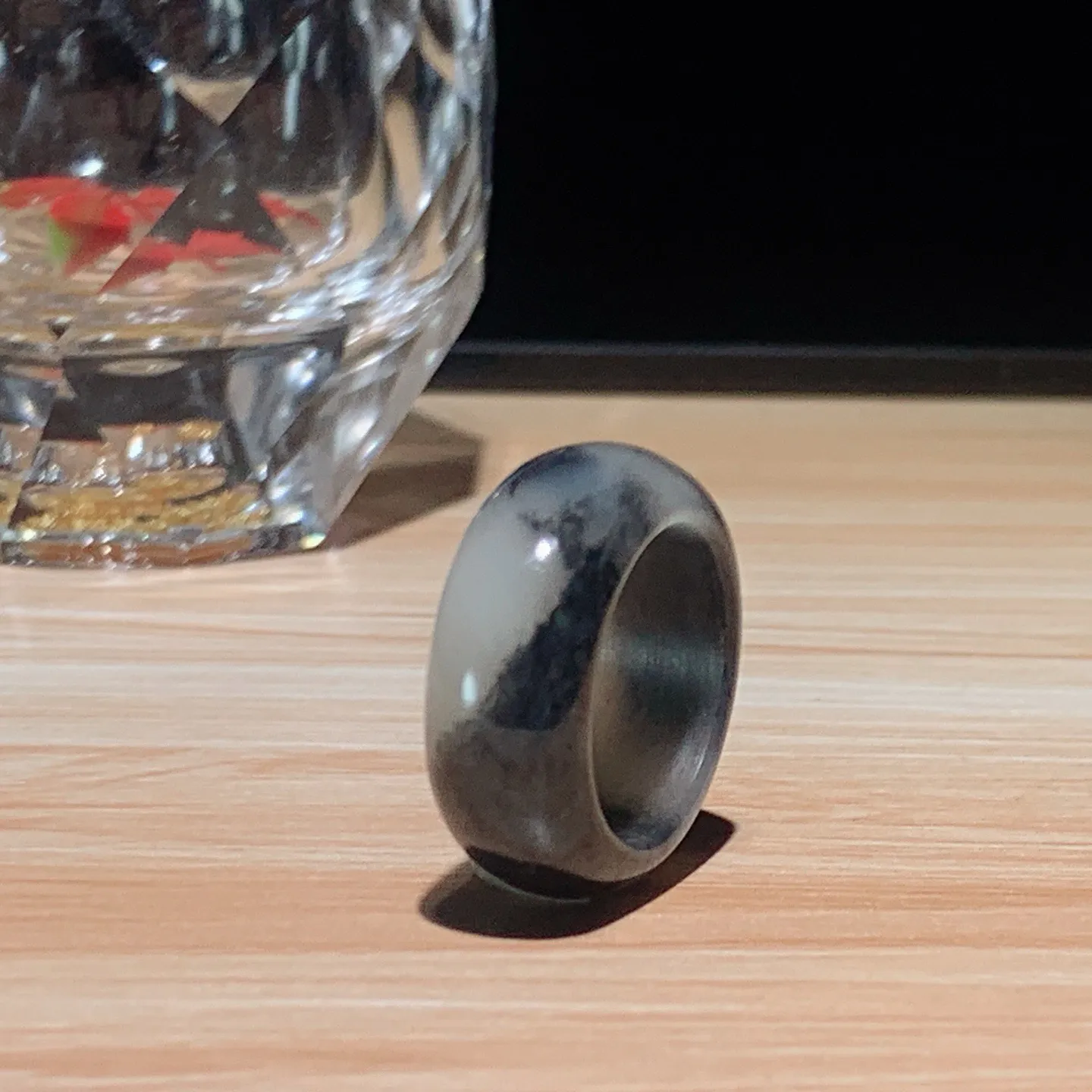 新疆和田玉籽料青花戒指。指环。内经18尺寸10/4重6.6克。玉质细腻油润。手推出油。佩戴高端典雅。lt251107