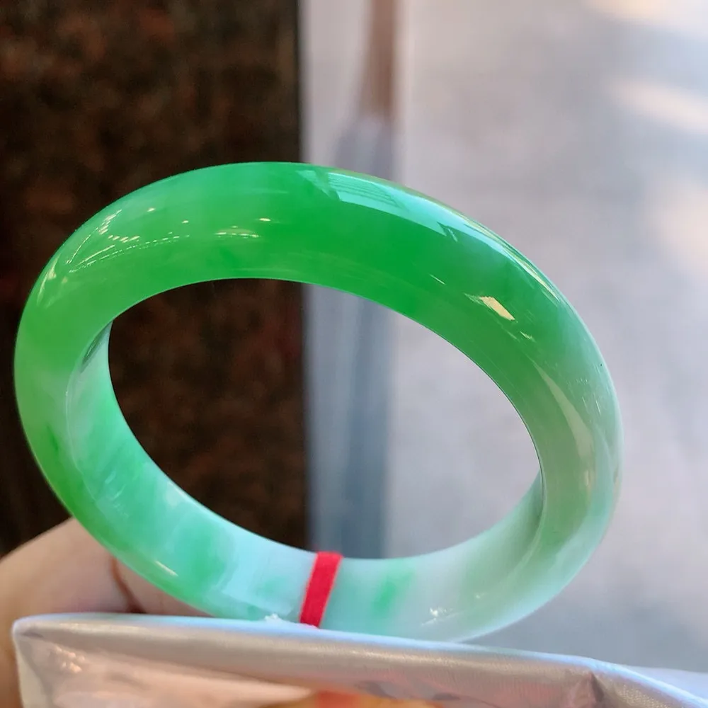 正圈一大节阳绿 无瑕 尺寸:53.3/12.2/8.7 色阳