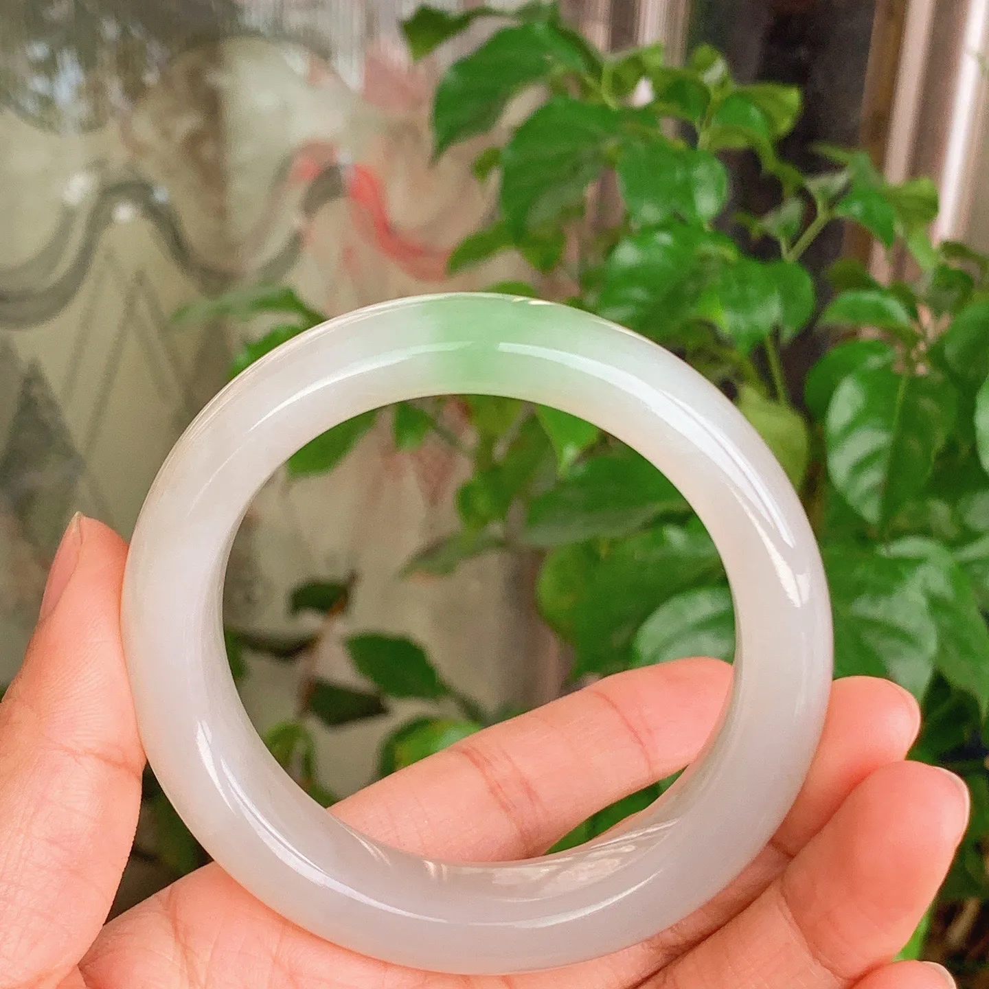 58圈口 和田玉青海翠翠青手镯   58圈口条宽16厚11重87.5克，玉质细腻油润 底色纯净 脂粉好。结构好。品质好！lt251107