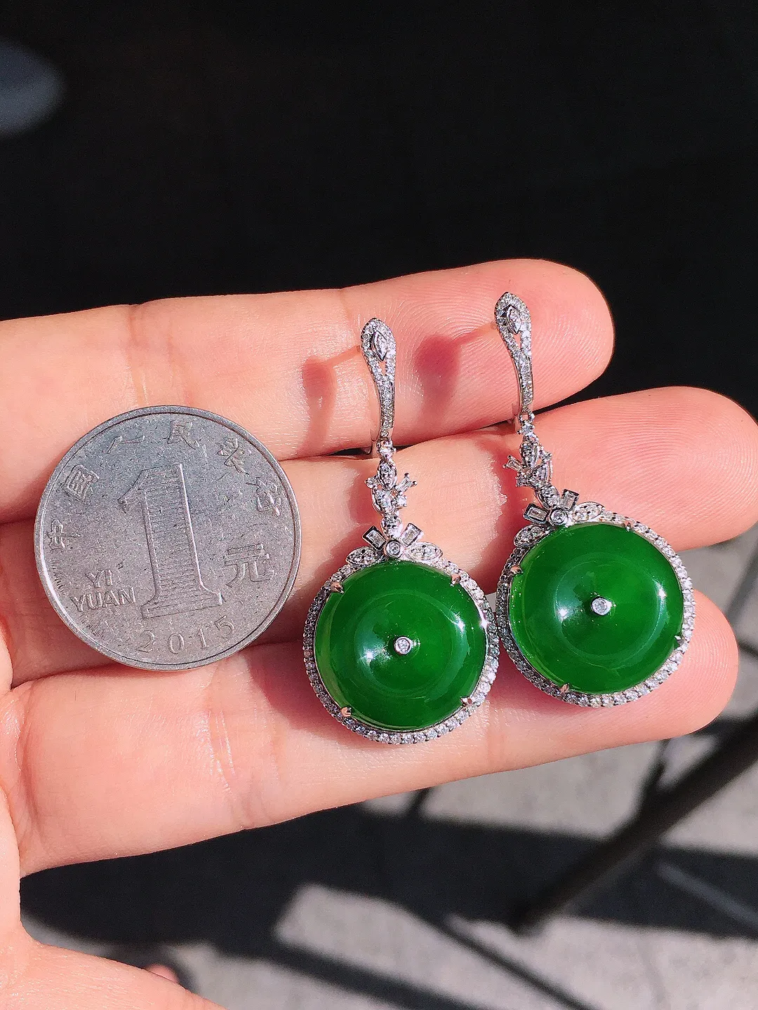 满绿平安扣耳坠，色泽均匀浓郁，玉质细腻，荧光感超
强，饱满圆润，尽显优雅气质，18k
金豪华镶嵌