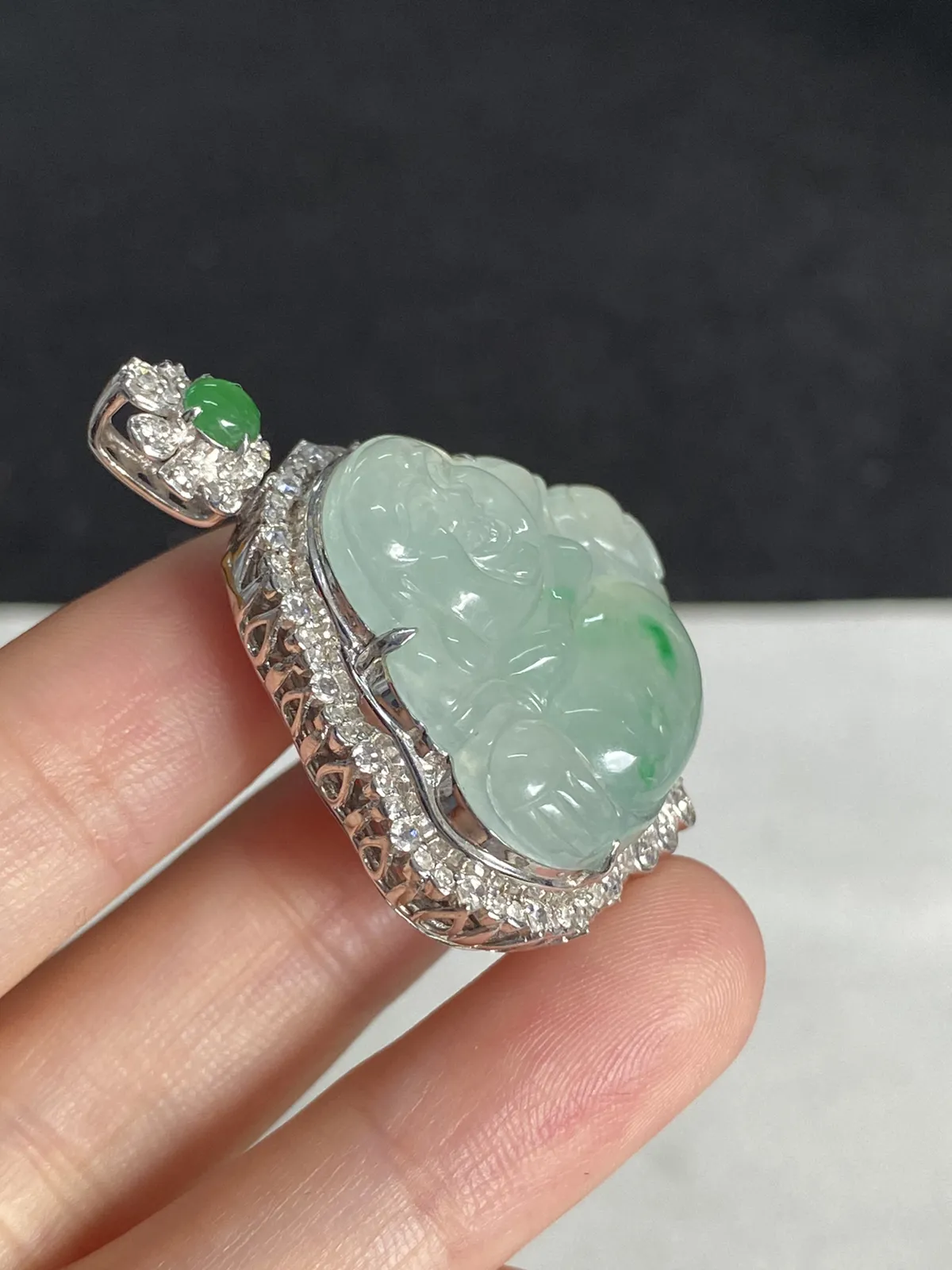 翡翠冰糯种飘绿吊坠，伴钻石