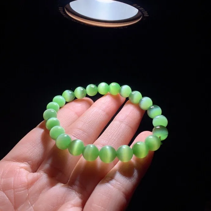 和田玉阳绿猫眼俄罗斯猫眼碧玉手串 单颗尺寸8mm重17.6克。玉质细腻油润。手推出油。佩戴高端典雅。lt251107