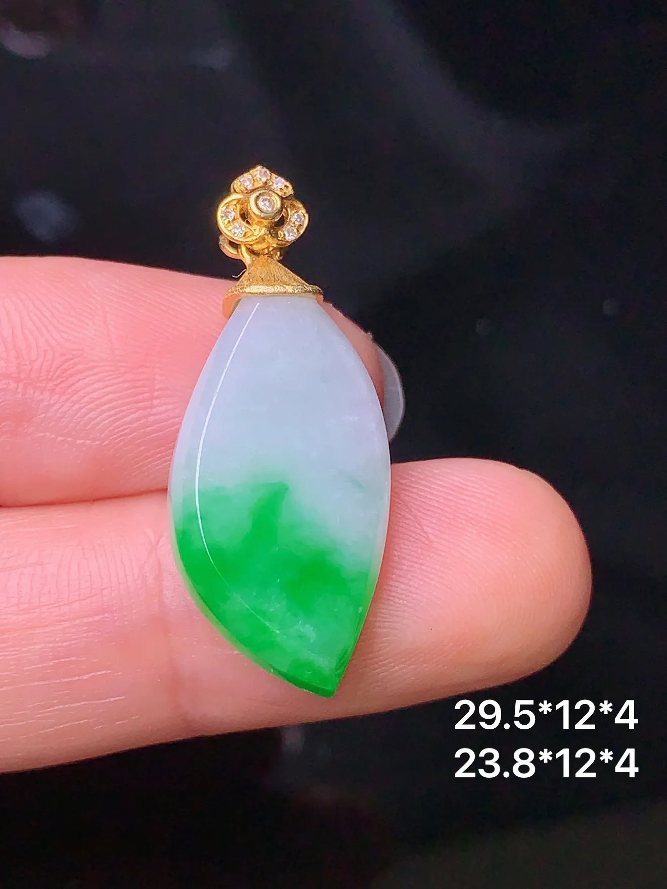 18k金钻镶嵌飘绿随形吊坠 玉质细腻 色泽清新艳丽 整体尺寸29.5*12*4