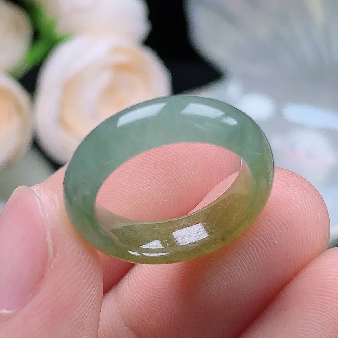 缅甸翡翠老坑种水润起胶飘黄翡小圈口戒指玉指环  水润通透 尺寸：15.7-5.6-3.3mm 10号圈口2S