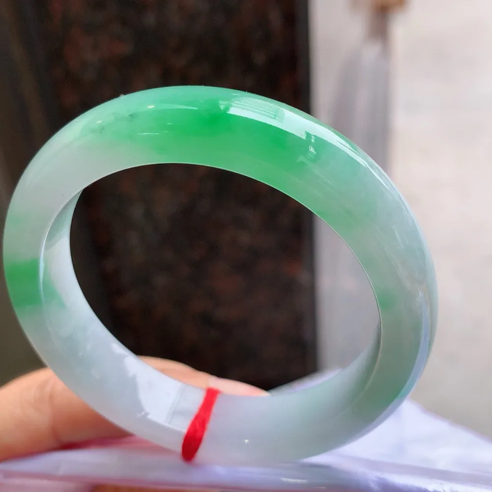 正圈冰糯阳绿 无瑕 尺寸:55.8/13.5/8.7 色好