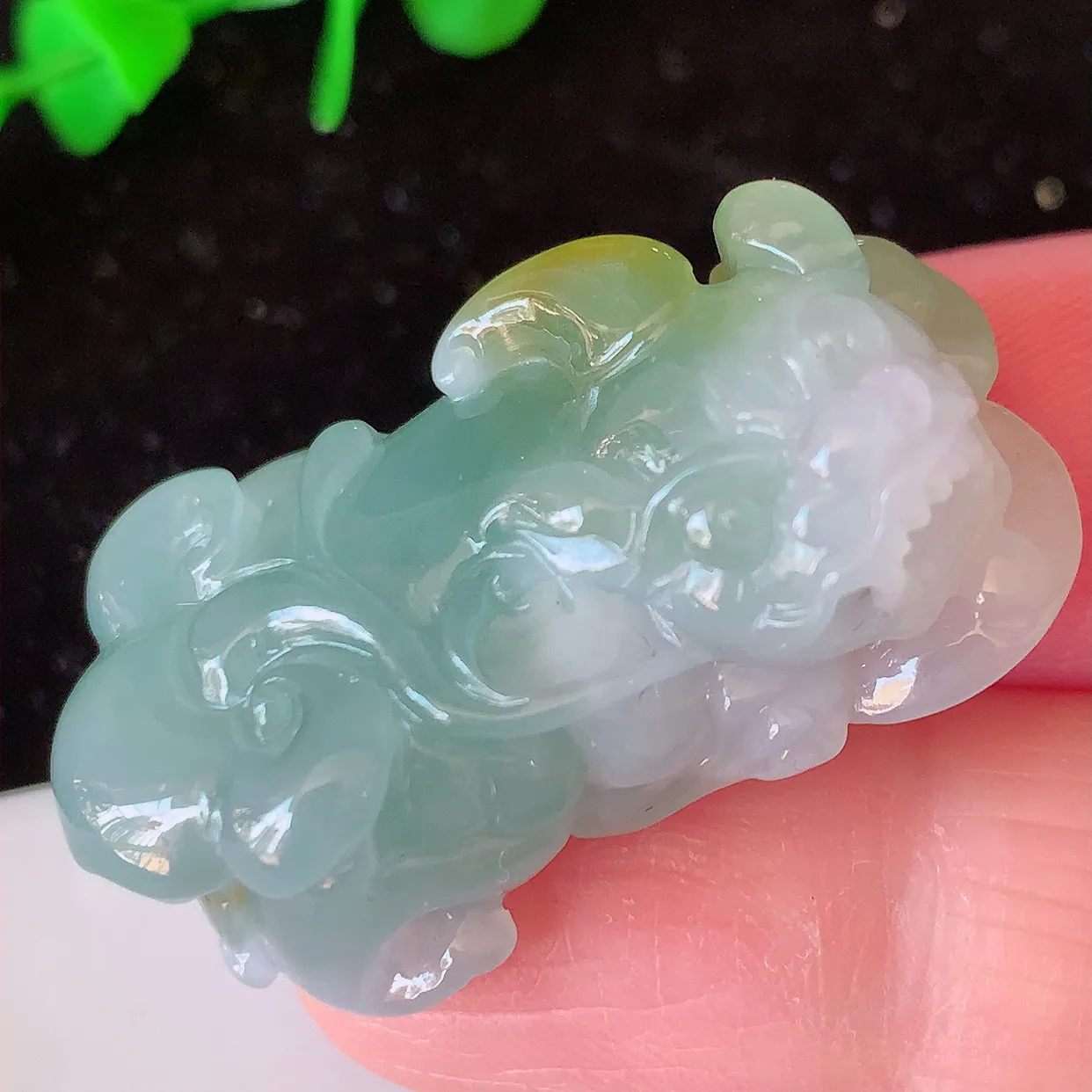 自然光实拍，冰双彩翡翠招财貔貅吊坠，民间有“一摸貔貅运程旺盛，再摸貔貅财运滚滚，三摸貔貅平步青云 ”的美好祝愿。#81.7