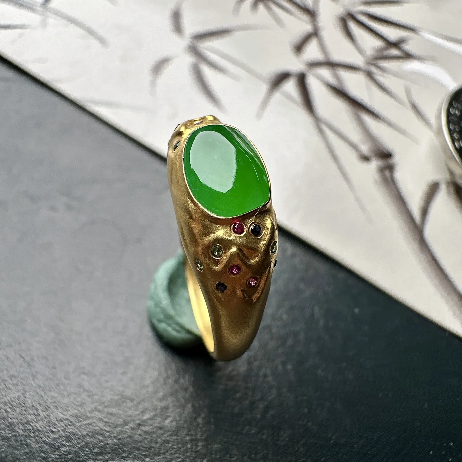 【冰种满绿随形戒指】质地细腻，通透闪亮，光泽耀眼，18k古法金钻镶嵌，裸石尺寸8.6*6.1*2.6毫米