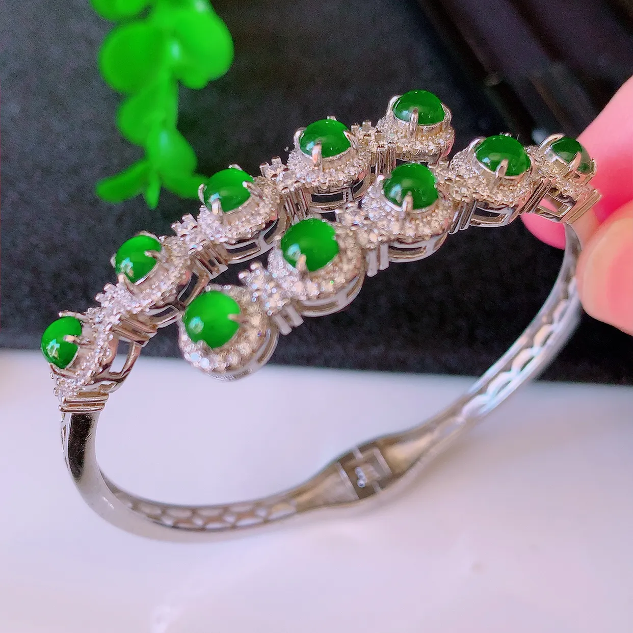 冰透满绿翡翠925银镶嵌手镯，自然光实拍，翠色灵动，颜色漂亮，种老水足，品相佳，佩戴佳品！#97.7（圈口可调大小）整体53*43*7*7.2裸石4-4