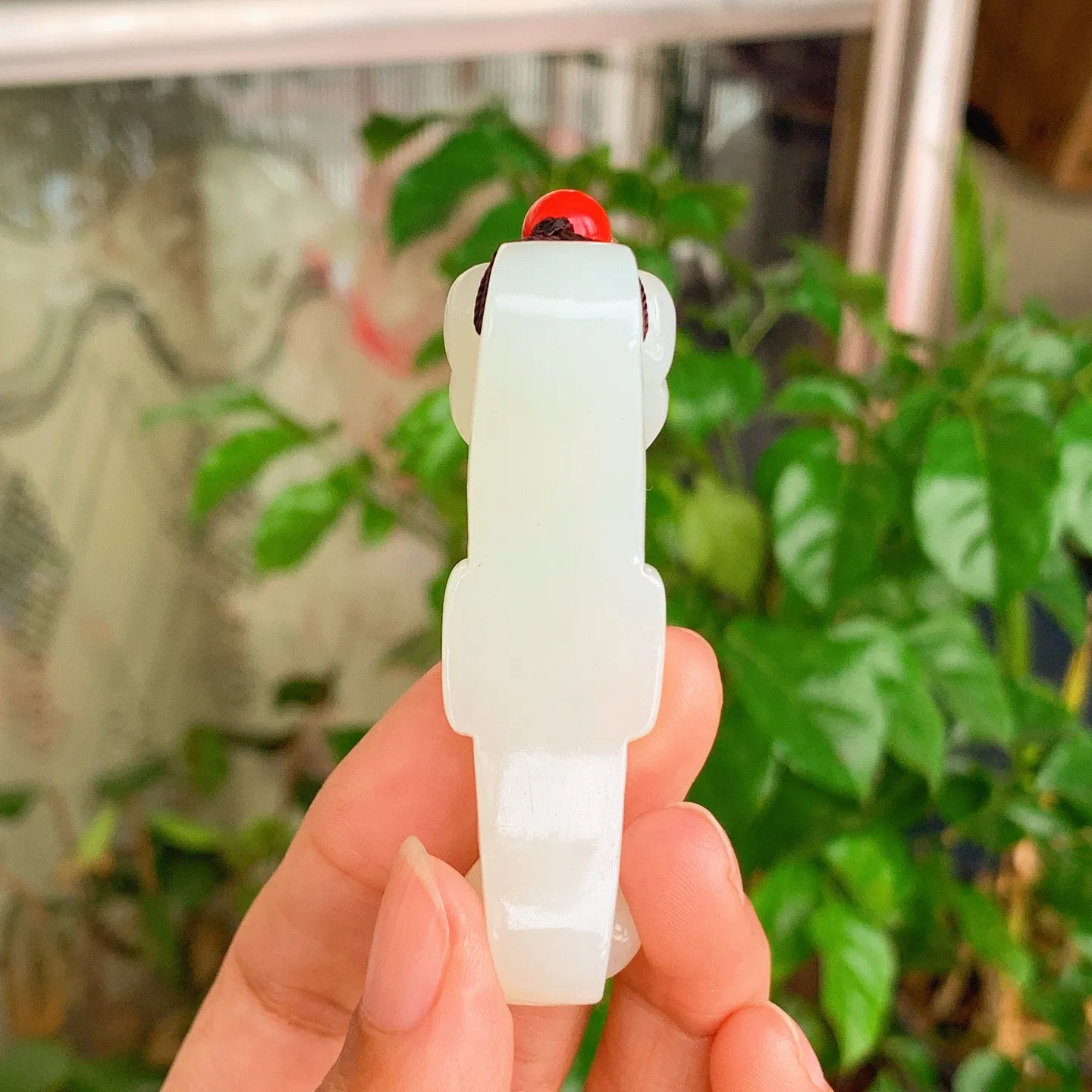 和田玉白玉如意挂件。尺寸67/21/18重31.5克。玉质细腻油润。手推出油。佩戴高端典雅。lt251107