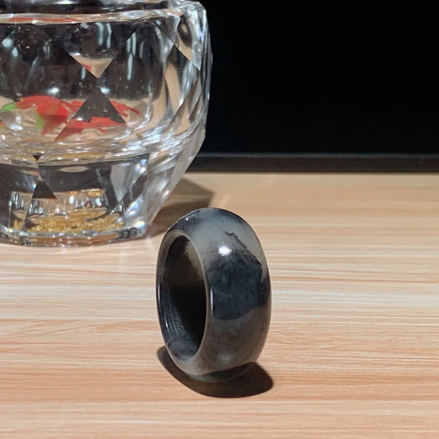 新疆和田玉籽料青花戒指。指环。内经18尺寸10/4重6.6克。玉质细腻油润。手推出油。佩戴高端典雅。lt251107