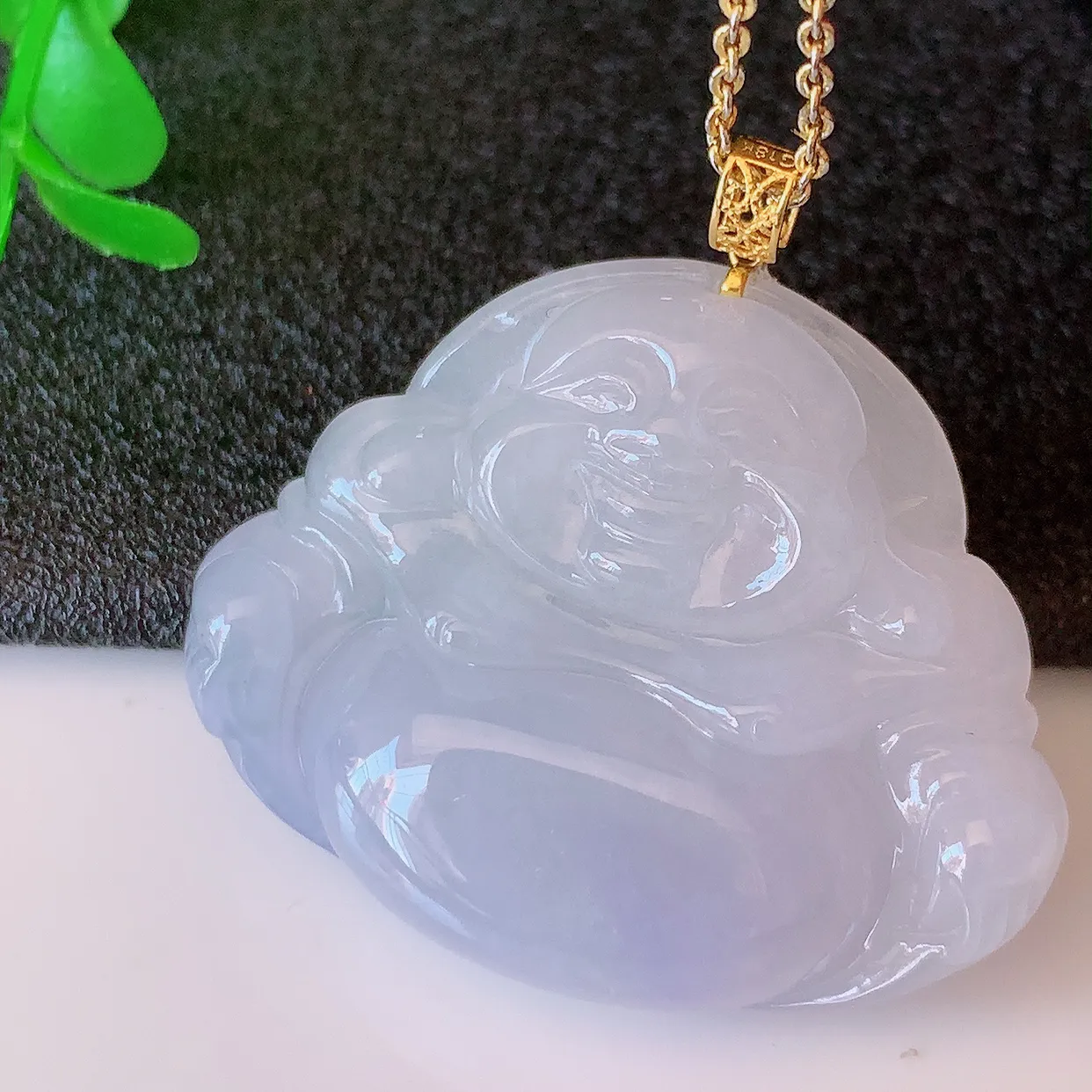 自然光实拍，18K金镶嵌冰紫罗兰翡翠佛公吊坠，饱满， 佛公亦保平安，寓意有福（佛公）相伴，品相佳，配