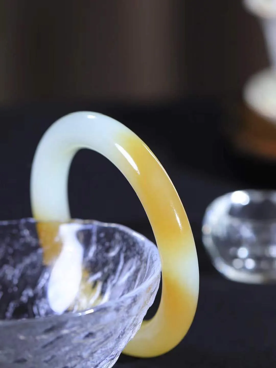 【玉佳人·手镯】

精品️和田玉糖白玉圆条手镯 ，玉质细腻油润，做工细致精美，端庄素雅，亭亭玉立，芊芊素手。芊芊素手，怎能忘镯？秀美圆条，更显婀娜。内径54.5mm 尺寸10.3-10.6mm重53克69110880A