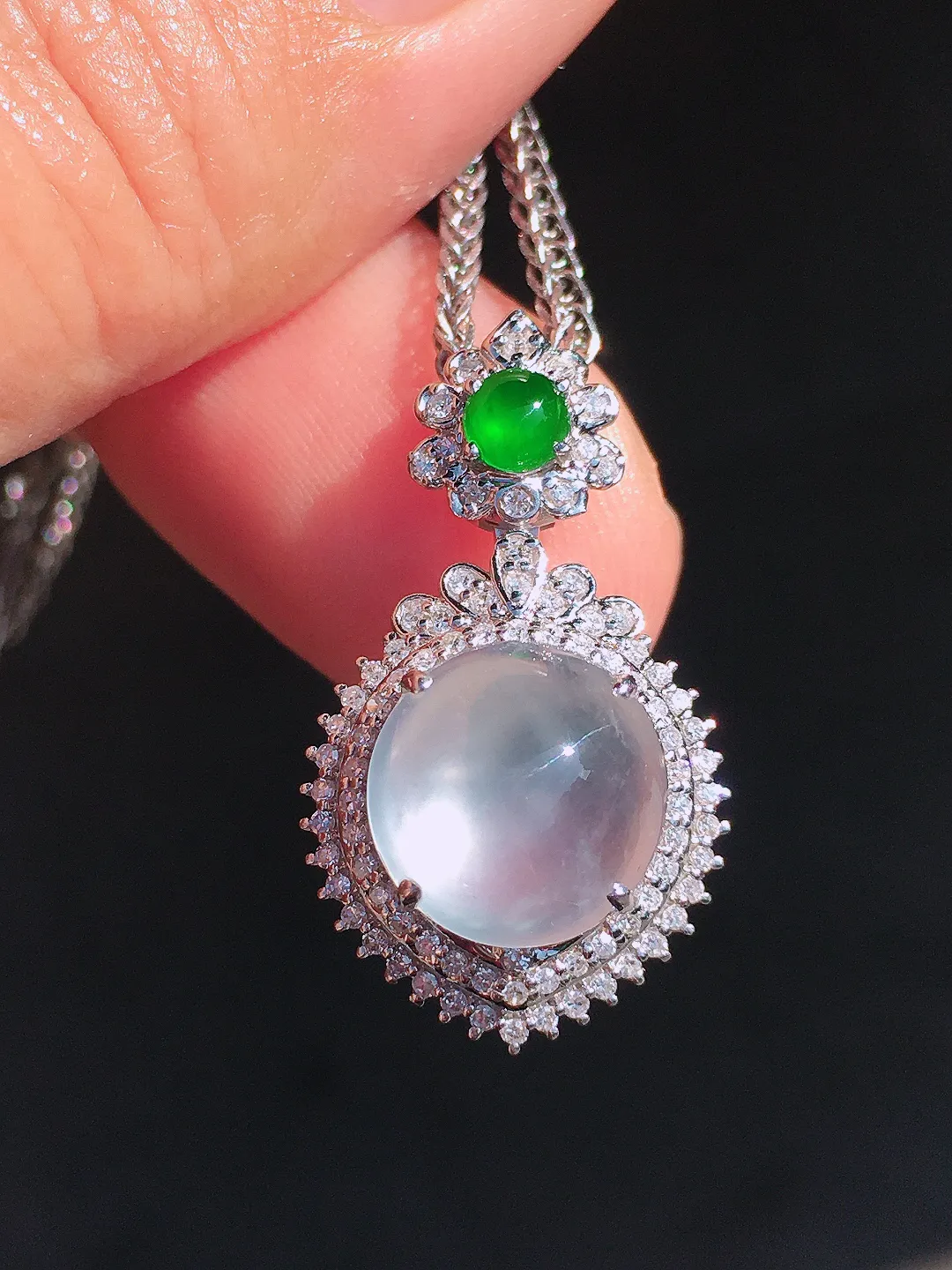 玻璃种蛋面吊坠，玉质细腻，荧光感超
强，饱满圆润，尽显优雅气质，18k
金豪华镶嵌