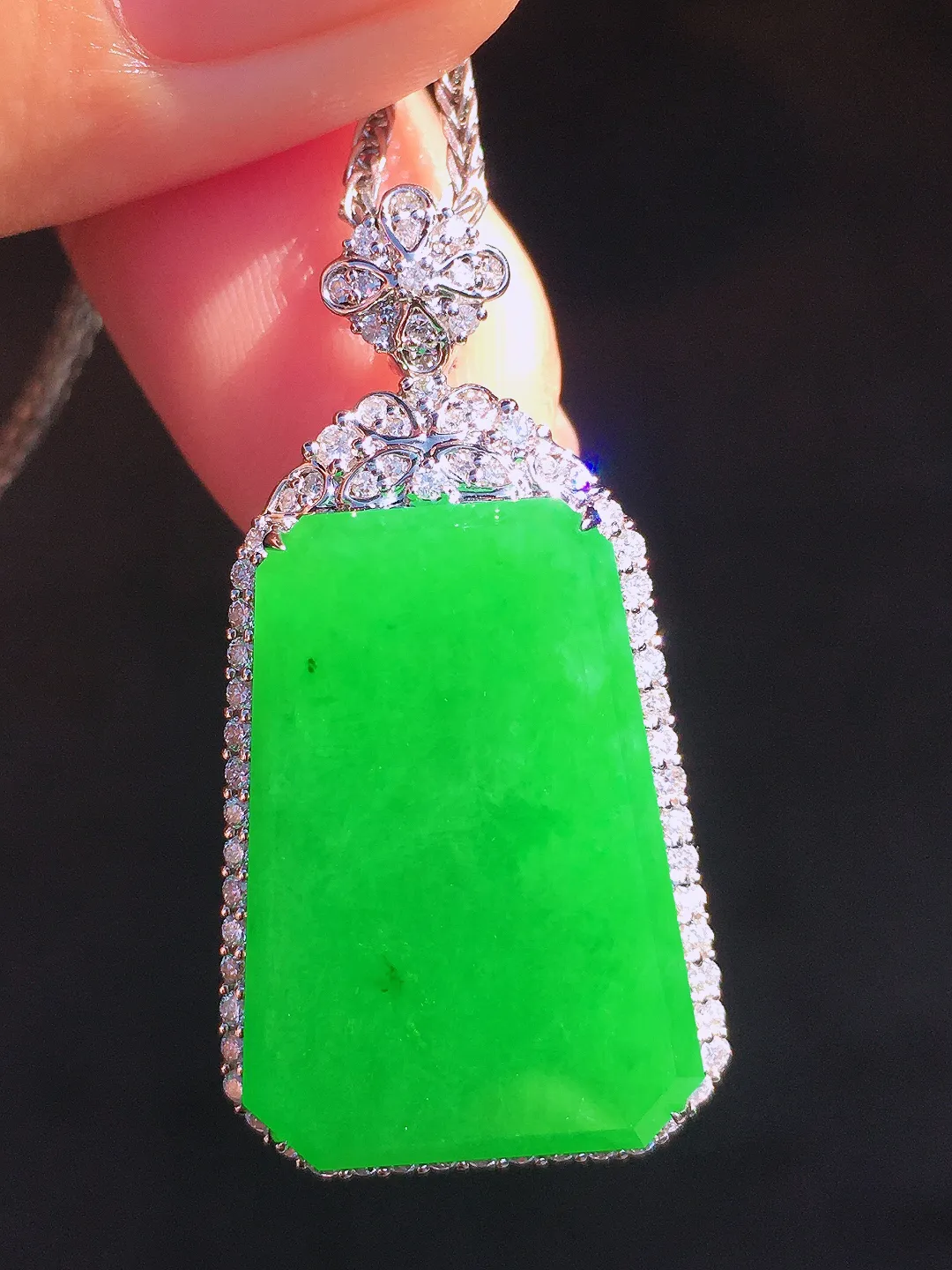 阳绿无事牌吊坠，色泽均匀艳丽，玉质细腻，荧光感超
强，饱满圆润，尽显优雅气质，18k
金豪华镶嵌