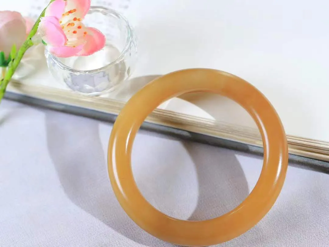 【暖玉生香·手镯】

精品和田玉糖玉手镯，质地油润细腻，色泽高贵典雅，镯型古朴典雅。在诗情画意的雨巷相遇，你是我腕间的一抹风情，有你眸有深情，清风荡漾湖间静水，我愿俯身低眉，在烟波涟漪处，寻你深情倩影。内径53mm尺寸11.2-9.8mm重51.7克  69115851T