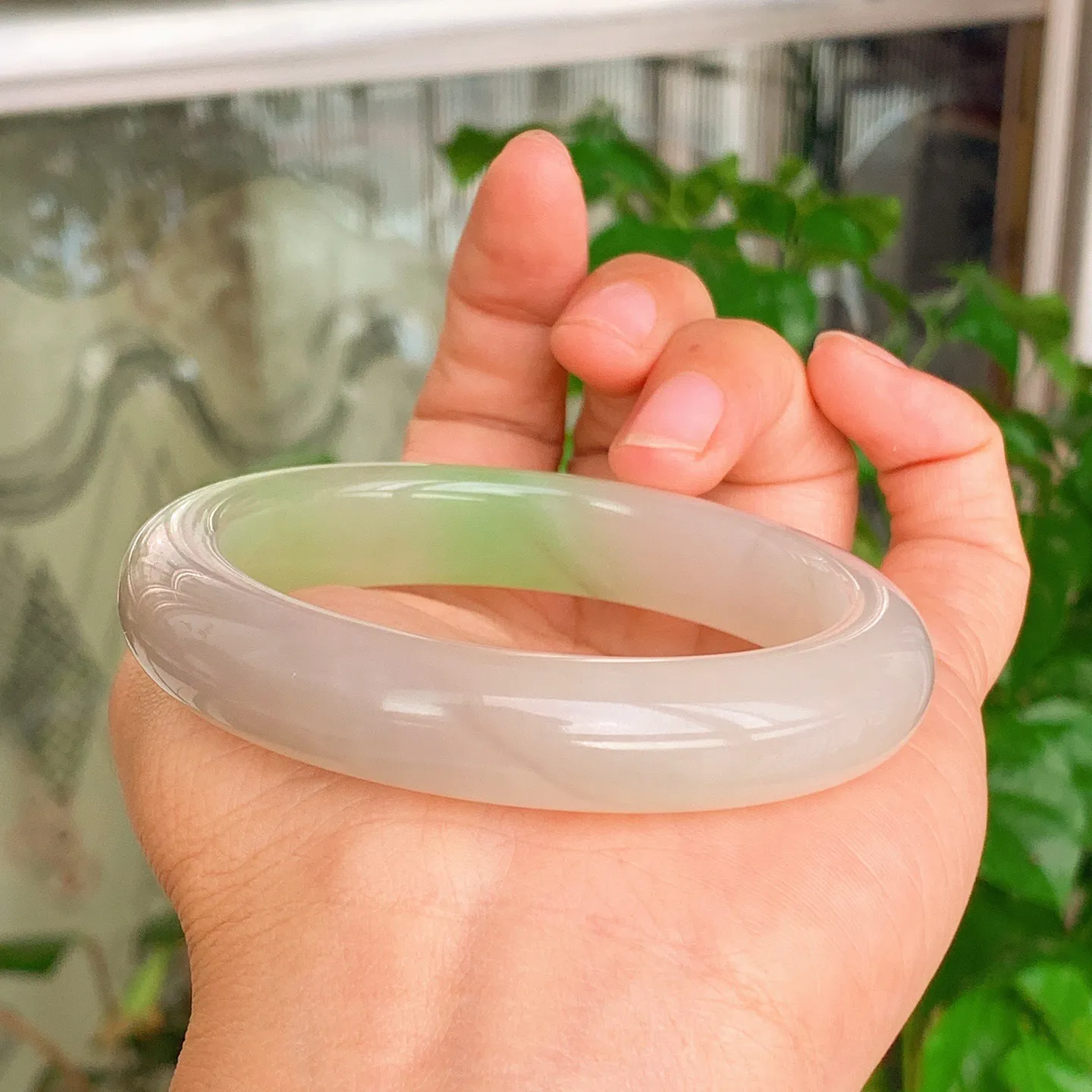 57圈口 收藏级和田玉白玉三色青海翠翠青手镯   57圈口条宽13厚10重61.5克，玉质细腻油润 底色纯净 脂粉好。结构好。品质好！lt251107