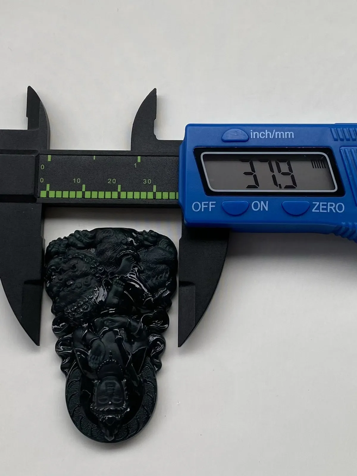 墨翠【文殊菩萨】细腻干净，黑度好、性价比高，雕工精湛，打灯透绿‘