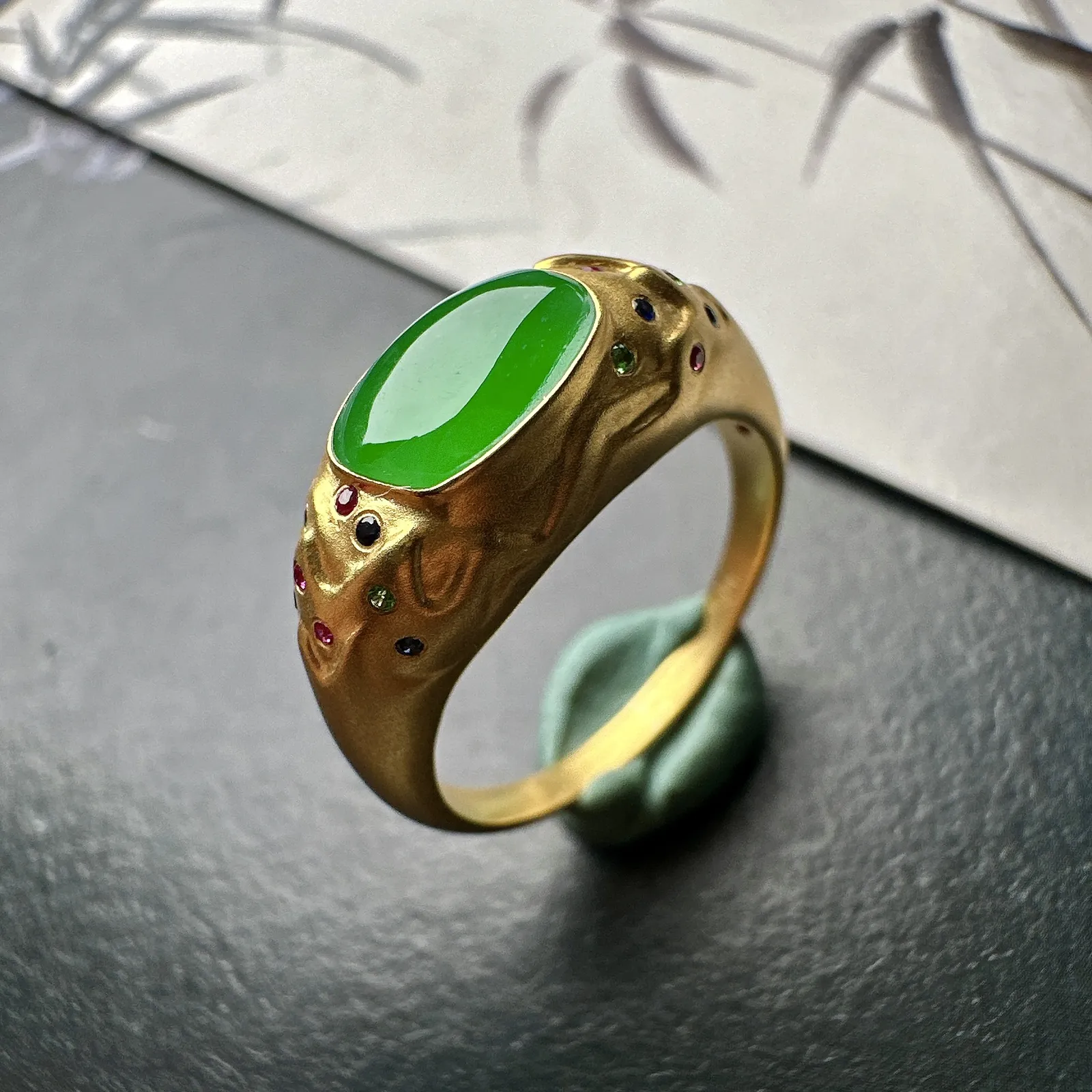 【冰种满绿随形戒指】质地细腻，通透闪亮，光泽耀眼，18k古法金钻镶嵌，裸石尺寸8.6*6.1*2.6毫米