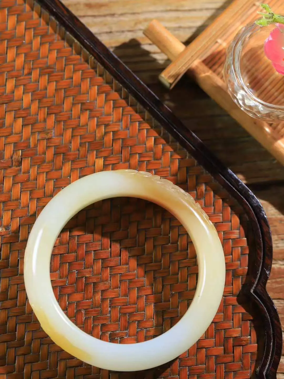 【连年有余.手镯】

精品和田玉糖白玉连年有余手镯 玉质温润细腻 油性十足 精雕鱼儿，鱼鳞精致美观，祥和清灵之气，飘逸灵动之态。佩于腕间清爽迷人，寓意吉祥美好，连年有余.生活富足 重58.8克 尺寸51.5-14.4-9.3mm 79115852T