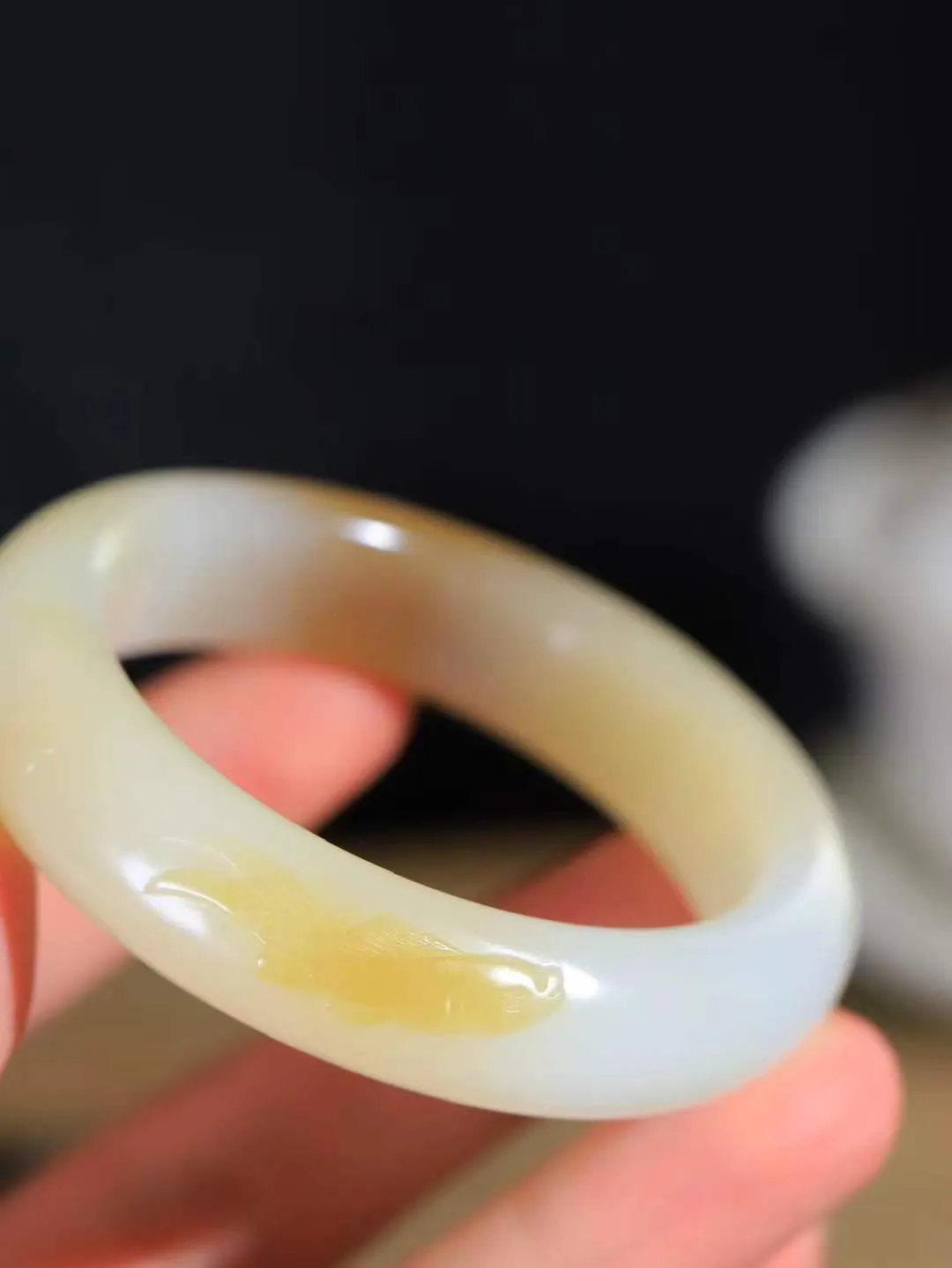 【连年有余.手镯】

精品和田玉糖白玉连年有余手镯 玉质温润细腻 油性十足 精雕鱼儿，鱼鳞精致美观，祥和清灵之气，飘逸灵动之态。佩于腕间清爽迷人，寓意吉祥美好，连年有余.生活富足 重58.8克 尺寸51.5-14.4-9.3mm 79115852T