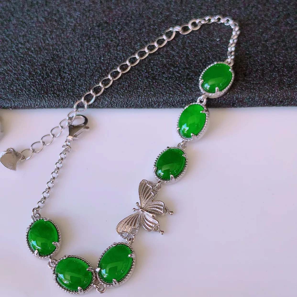 冰透满绿翡翠925银镶嵌手链，自然光实拍，翠色灵动，颜色漂亮，种老水足，品相佳，佩戴佳品！#97.7整体9*7.2*4裸石8-6.5