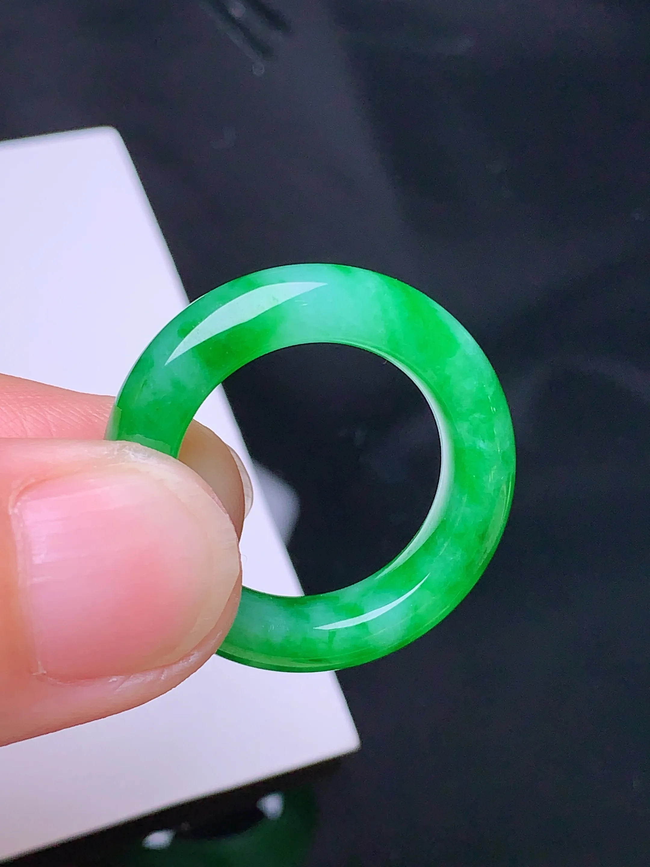 翠绿指环 玉质细腻 色泽清新艳丽 圈口16 整体尺寸26.3*5.6*4.8