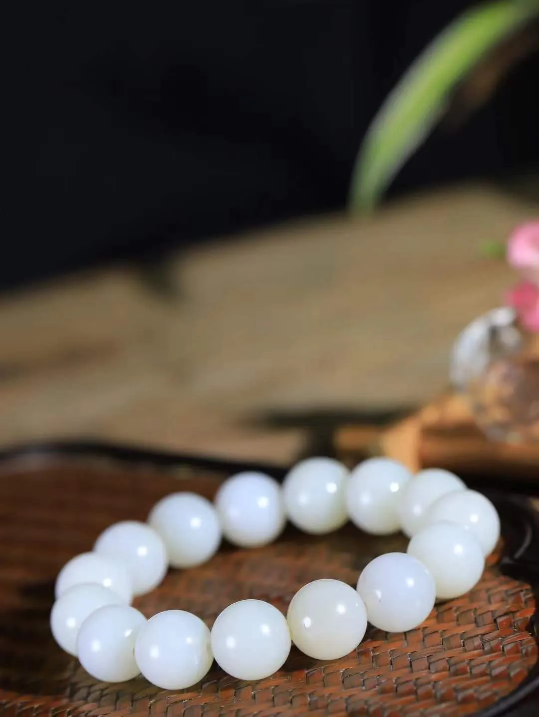 【珠圆玉润.手串】

精品和田玉白玉珠圆玉润手串 玉质温润细腻  整串打磨圆润，佩戴舒适。珠珠落玉盘