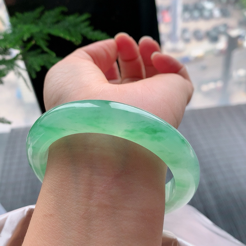 正圈冰玻阳绿 无瑕 尺寸:56.2/12.6/9.9 种色俱佳