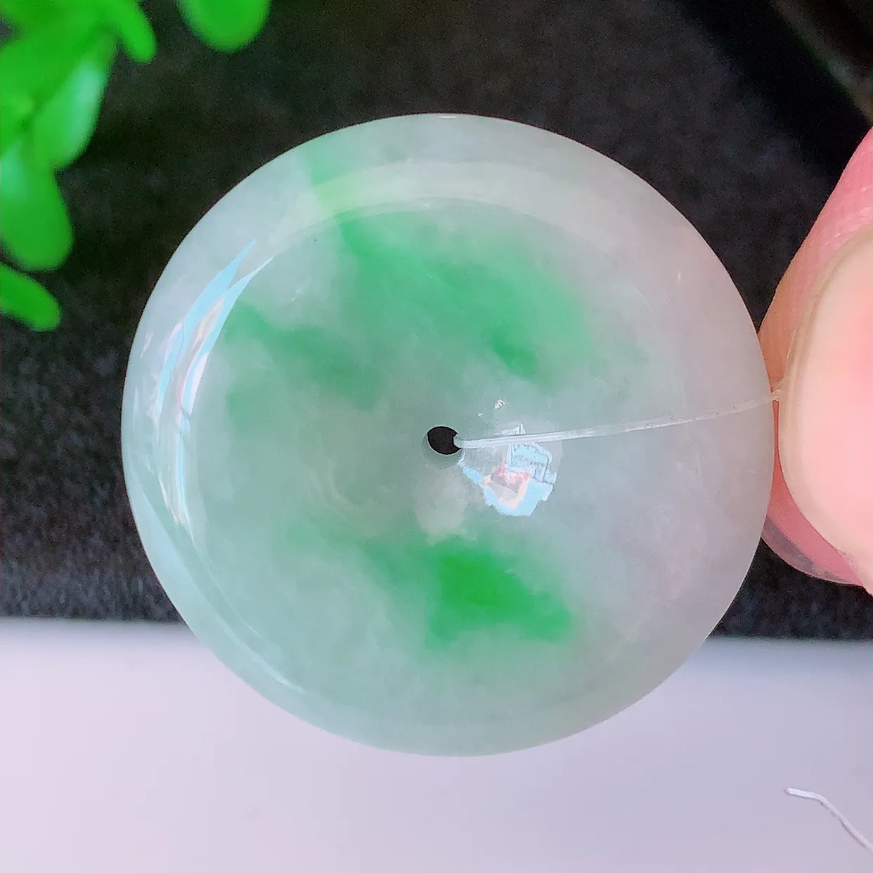 自然光实拍，冰润飘绿翡翠平安扣吊坠，玉扣，平安是福；很美的料子，平安扣佩戴优雅迷人！#49.7