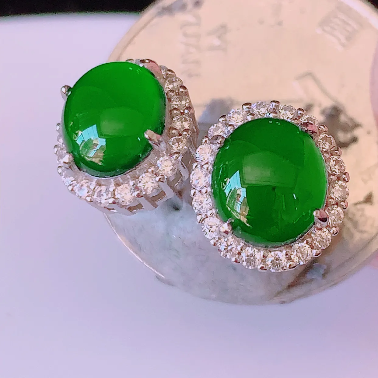 冰透满绿翡翠925银镶嵌耳钉，自然光实拍，翠色灵动，颜色漂亮，种老水足，品相佳，佩戴佳品！#97.7
